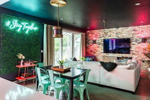 Luxe Pool Retreat - 7 Min to Rainey St في أوستن: غرفة معيشة مع أريكة وطاولة