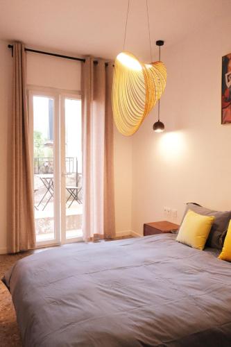 une chambre avec un grand lit et une grande fenêtre dans l'établissement Séjour Chic et Cosy au Cœur de Versailles, à Versailles