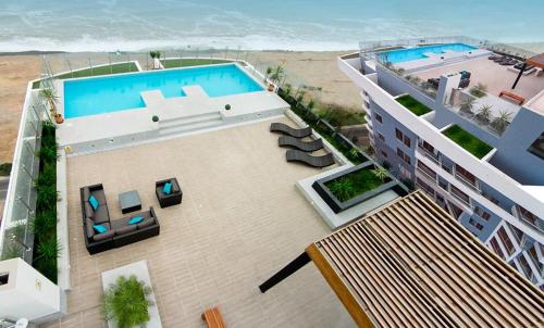 an overhead view of a building with a swimming pool at Lima Flats 2 in Lima