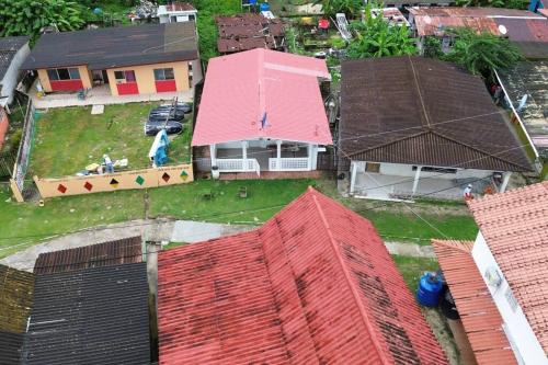 an overhead view of a house with red roofs at Casa de Playa la Perfecta a 10 metros de la playa in Colón