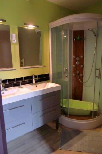 a bathroom with two sinks and a shower at Gite Des Noisetiers in Saint-Junien