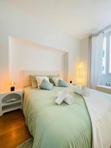 une chambre avec un grand lit avec des serviettes dessus dans l'établissement La Suite du Palais - Cozy - Netflix, à Fontainebleau