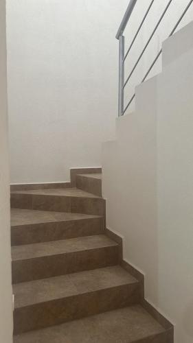 a staircase in a house with a white wall at Casa Vazquez San francisco in Pachuca de Soto