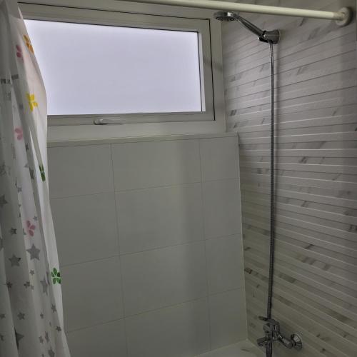 a bathroom with a shower and a window at Hermoso Departamento Céntrico con Estacionamiento in Concepción