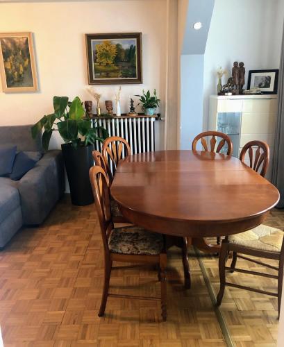 - une table à manger et des chaises dans le salon dans l'établissement Disneyland Paris, à Chelles