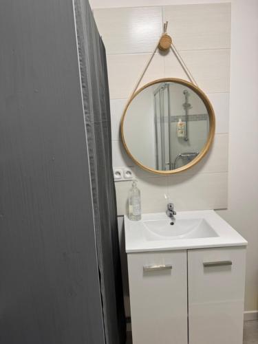 une salle de bain avec un lavabo et un miroir dans l'établissement Studio neuf Bruges, centre-ville, à Bruges