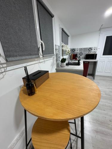 Cette chambre comprend une table en bois et une cuisine. dans l'établissement Studio neuf Bruges, centre-ville, à Bruges
