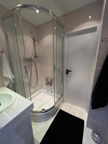 a bathroom with a shower and a sink at Útulný prostorný tichý byt v blízkosti centra in Prague