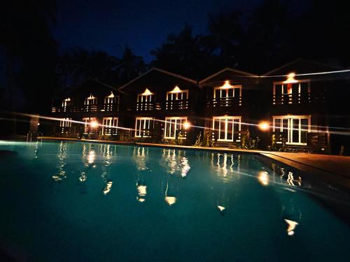 Bazén v ubytování Seclude Eco Cottages nebo v jeho okolí