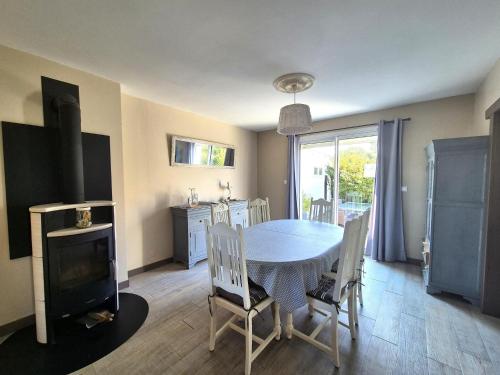 une cuisine et une salle à manger avec une table et des chaises dans l'établissement Holiday Home in Trelevern near Pink Granite Coast, à Trélévern
