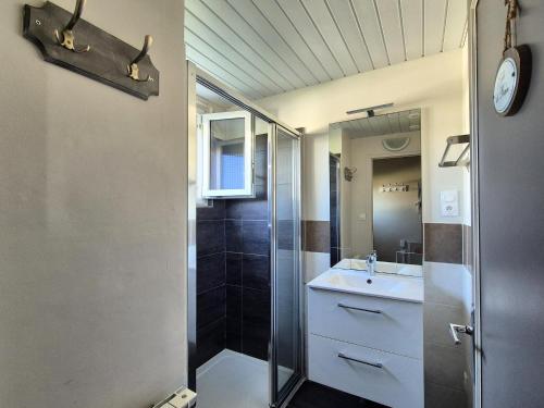 une salle de bain avec douche et lavabo dans l'établissement Holiday Home in Trelevern near Pink Granite Coast, à Trélévern