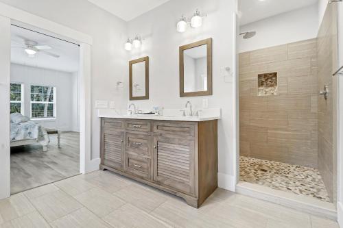 Ένα μπάνιο στο 7 bd 6 and one half bath with private pool spa & beach path