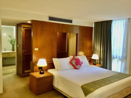 a bedroom with a large bed and two lamps at 3BR Condo in Rawai, Phuket with Exclusive Beach in Ban Saiyuan (1)