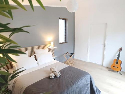 - une chambre dotée d'un lit avec une paire de chaussures dans l'établissement Stylish 53m2 Suite in Paris - Terrace, Balcony, Free Parking & 5mn from Metro, à Ivry-sur-Seine