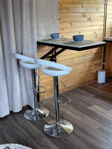 a bar with two bowls on top of a table at Glamping Moxigua in Cogua