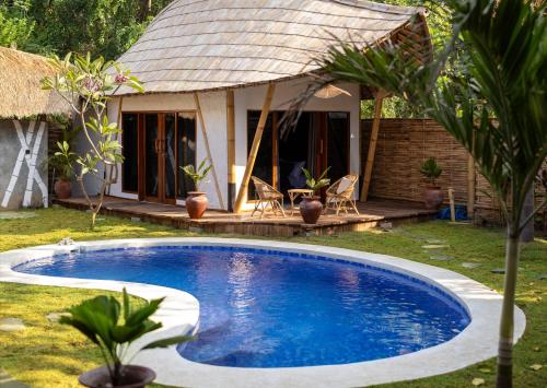 a small swimming pool in front of a house at Villa Samyama in Gili Air