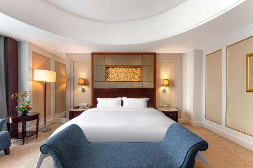 a bedroom with a large white bed in a room at Plaza Hotel Yuyao in Yuyao