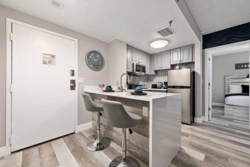 a kitchen with a counter and a sink and a refrigerator at Apartment with Volcano Bay view in Orlando