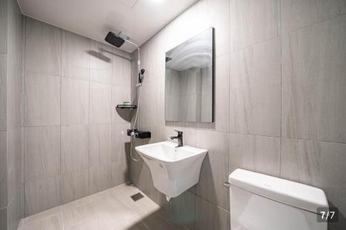 Ένα μπάνιο στο JI Boutique Hotel