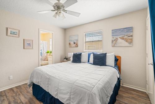 Postel nebo postele na pokoji v ubytování Oceanfront 2BR Cottage w Sunsets Views Comfy and Pet and Family Friendly