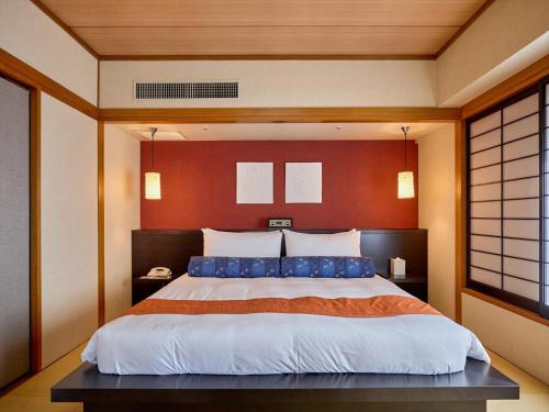 Ένα ή περισσότερα κρεβάτια σε δωμάτιο στο Okinawa NaHaNa Hotel & Spa