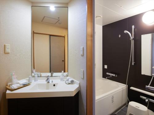 Ένα μπάνιο στο Okinawa NaHaNa Hotel & Spa