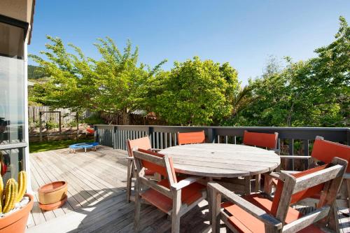Ban công/sân hiên tại Sunny Richmond Holiday Home with Sea Views