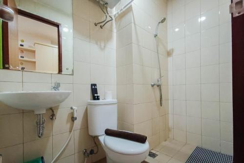 Et badeværelse på Tranquil Studio at Vida View Makassar Apartment By Travelio