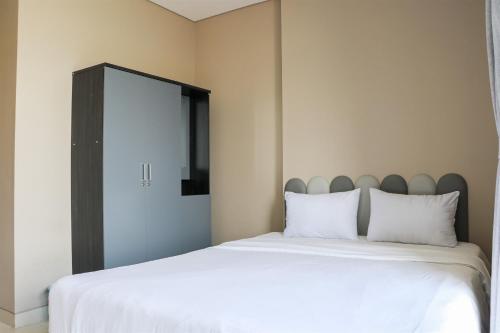 Postel nebo postele na pokoji v ubytování Strategic and Warm Studio at Ciputra International Apartment By Travelio