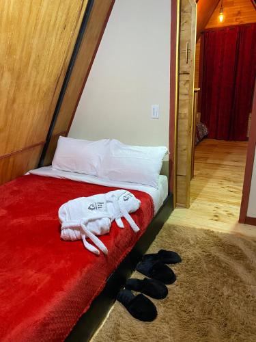 a bed with a pile of towels on it at Chalet Villa Ines un paraiso en las montañas in Duitama