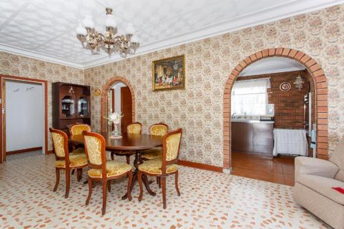 a dining room with a table and chairs at Villa Fiore in South Fremantle