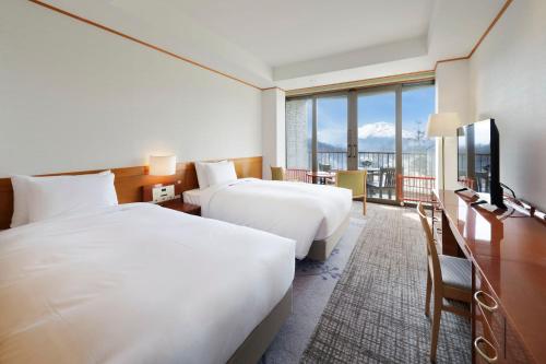 Postel nebo postele na pokoji v ubytování Karuizawa Asama Prince Hotel