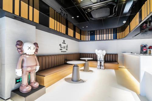 a restaurant with cartoon animals on the wall at 佛山顺德青森酒店-长鹿旅游休博园店 in Shunde