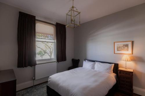 Ένα ή περισσότερα κρεβάτια σε δωμάτιο στο Connage - Historic Battery Point Police Station