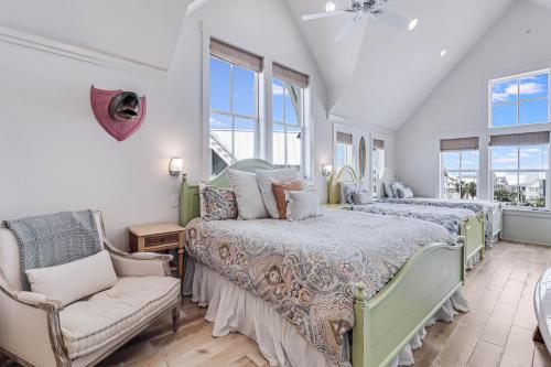 1 dormitorio con 2 camas, silla y ventanas en Beach Bungalow TC 2305, en Port Aransas