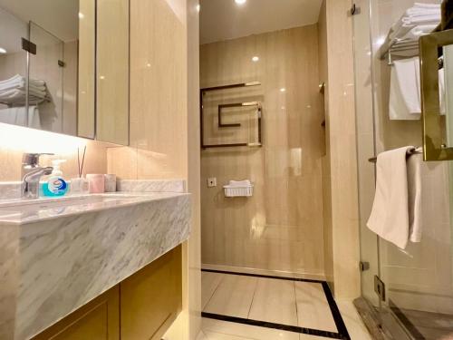 a bathroom with a sink and a shower at Shanghai Lerongju Boutique Apartment Metro Line 8 20meter in Shanghai