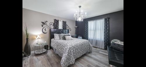 Ένα ή περισσότερα κρεβάτια σε δωμάτιο στο Adorable Downtown Cottage