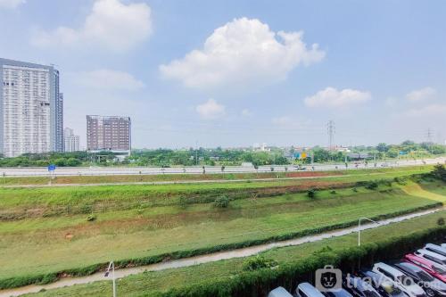 Ein Haufen Autos, die auf einem Parkplatz geparkt sind. in der Unterkunft Great Choice and Homey Studio Room Sky House BSD Apartment By Travelio in Tangerang