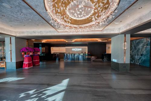 a lobby with a large chandelier hanging from the ceiling at 埔里春天度假村 Spring resort in Puli