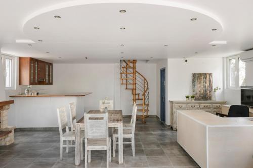 a kitchen and dining room with a table and chairs at Costa Avithos in Svoronata