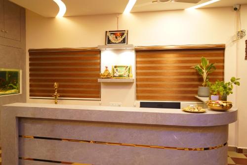 a lobby with a reception counter with wood panels at Golden Dawn Residency in Tiruvannāmalai