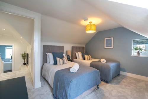 a bedroom with two beds in a room at Griffin's Rest - Parking, Countryside views in Newquay
