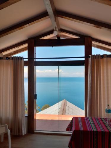 una camera con una grande finestra con vista sull'oceano di Casa Andina - ISLA DEL SOL a Comunidad Yumani