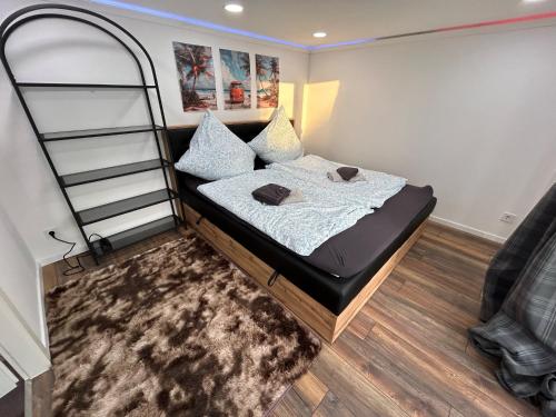 a bedroom with a bunk bed and a rug at Traumwohnung 3 Zi im Grünen Retro Terrasse, Garten, Grill, Wifi in Hove