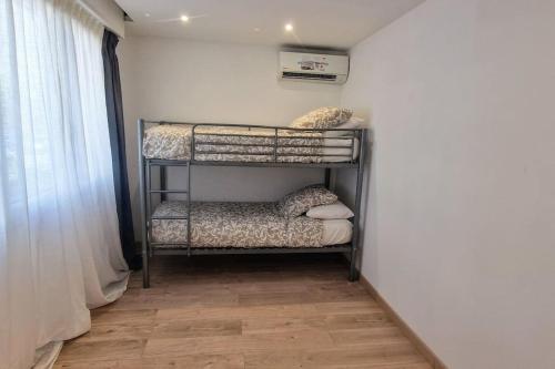 une chambre avec quatre lits superposés dans une pièce dans l'établissement Newly renovated 5min beach & 2min train station, à Vallauris