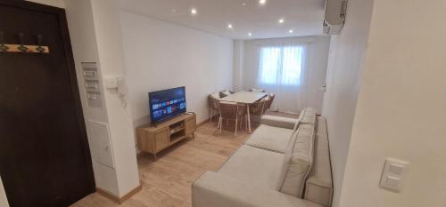 Newly renovated 5min beach & 2min train station