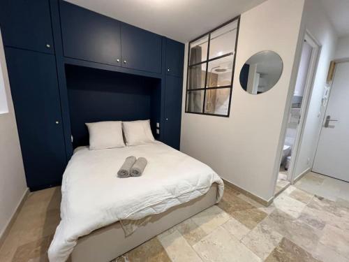 - une chambre avec un lit et une paire de chaussons dans l'établissement Le Merveilleux Voyage, Clim, à Carcassonne