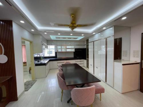 TV a/nebo společenská místnost v ubytování Sweet Vacation Home