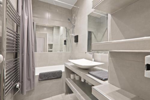 O baie la Appartement Quartier Chatelet Les Halles 3 Free Netflix
