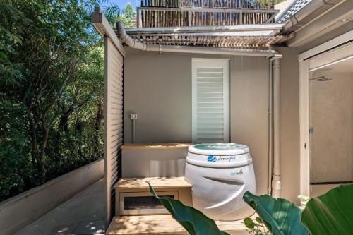 un bagno sul lato di una casa di Sunset Villa with Wellness & Beach Access a Taling Ngam Beach